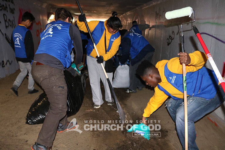 World Mission Society Church of God, WMSCOG, Charlotte, NC, volunteers, graffiti, cleanup, paint, Keep Charlotte Beautiful, Charlotte tunnels